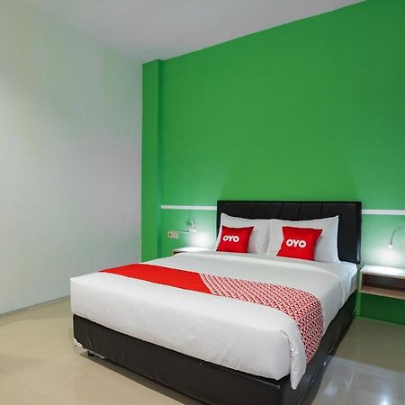 Oyo Flagship 1575 Urban 18 Hotel Surabaya Buitenkant foto