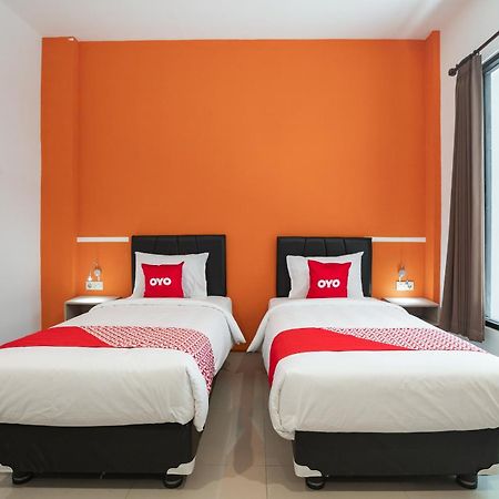 Oyo Flagship 1575 Urban 18 Hotel Surabaya Buitenkant foto