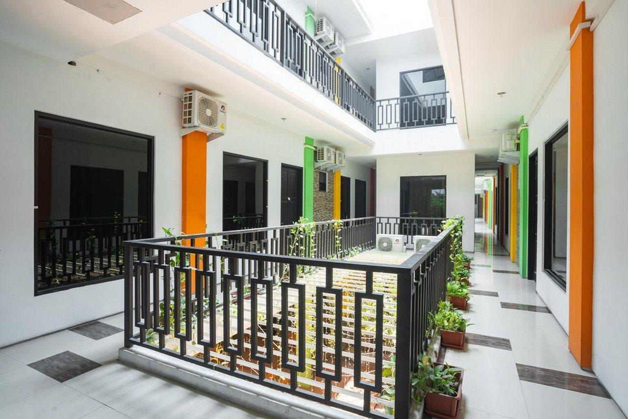 Oyo Flagship 1575 Urban 18 Hotel Surabaya Buitenkant foto