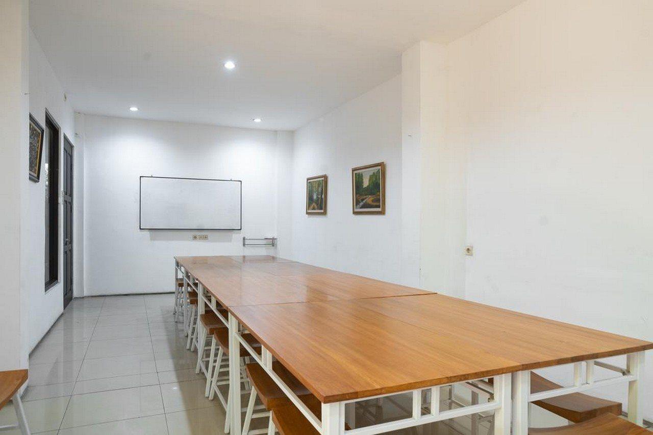Oyo Flagship 1575 Urban 18 Hotel Surabaya Buitenkant foto
