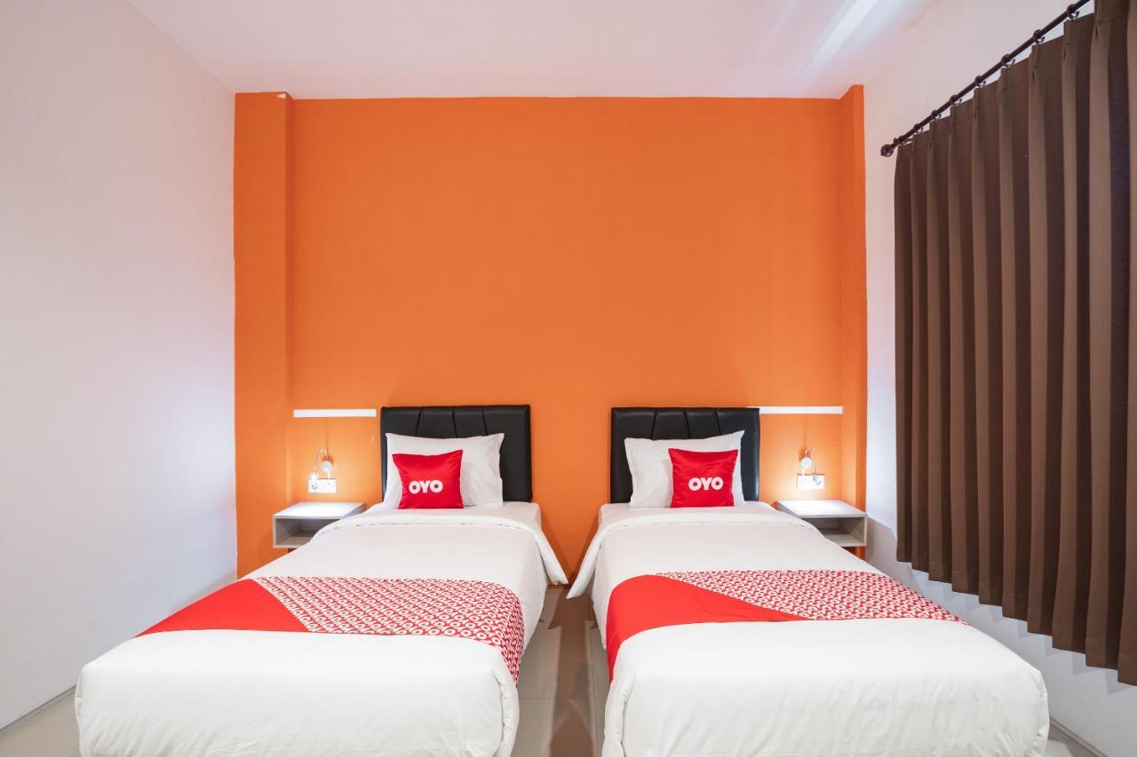 Oyo Flagship 1575 Urban 18 Hotel Surabaya Buitenkant foto