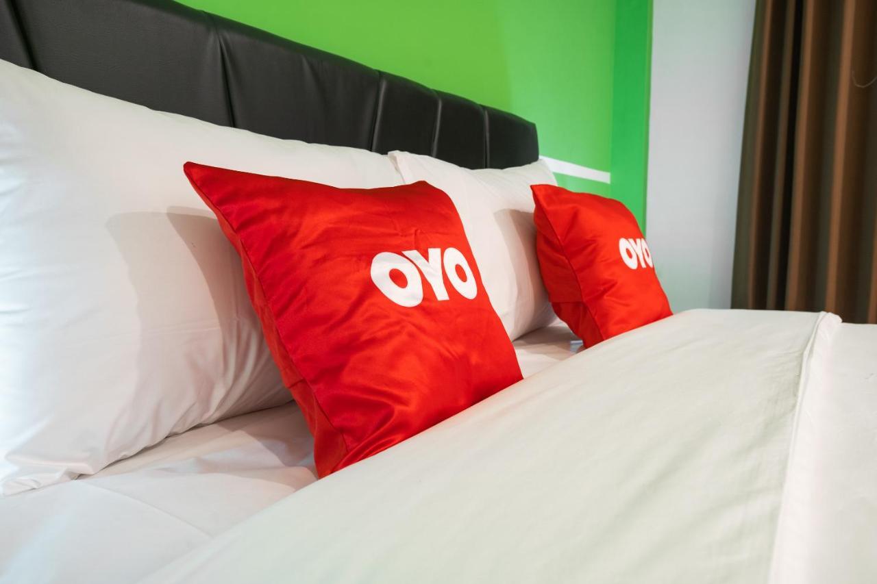Oyo Flagship 1575 Urban 18 Hotel Surabaya Buitenkant foto