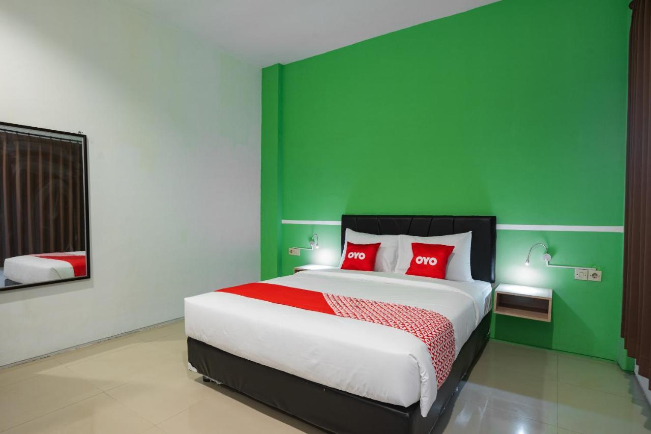 Oyo Flagship 1575 Urban 18 Hotel Surabaya Buitenkant foto