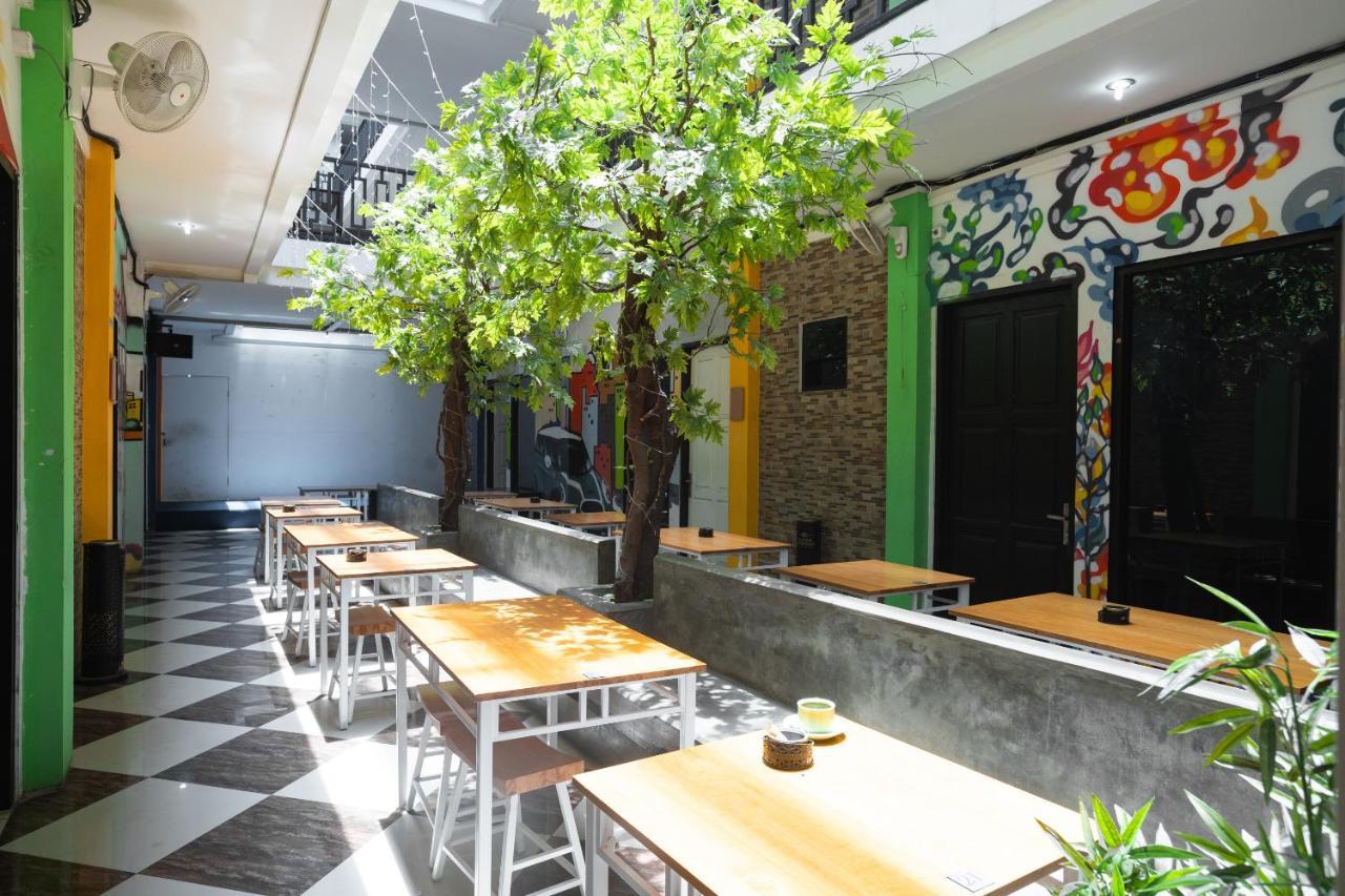 Oyo Flagship 1575 Urban 18 Hotel Surabaya Buitenkant foto