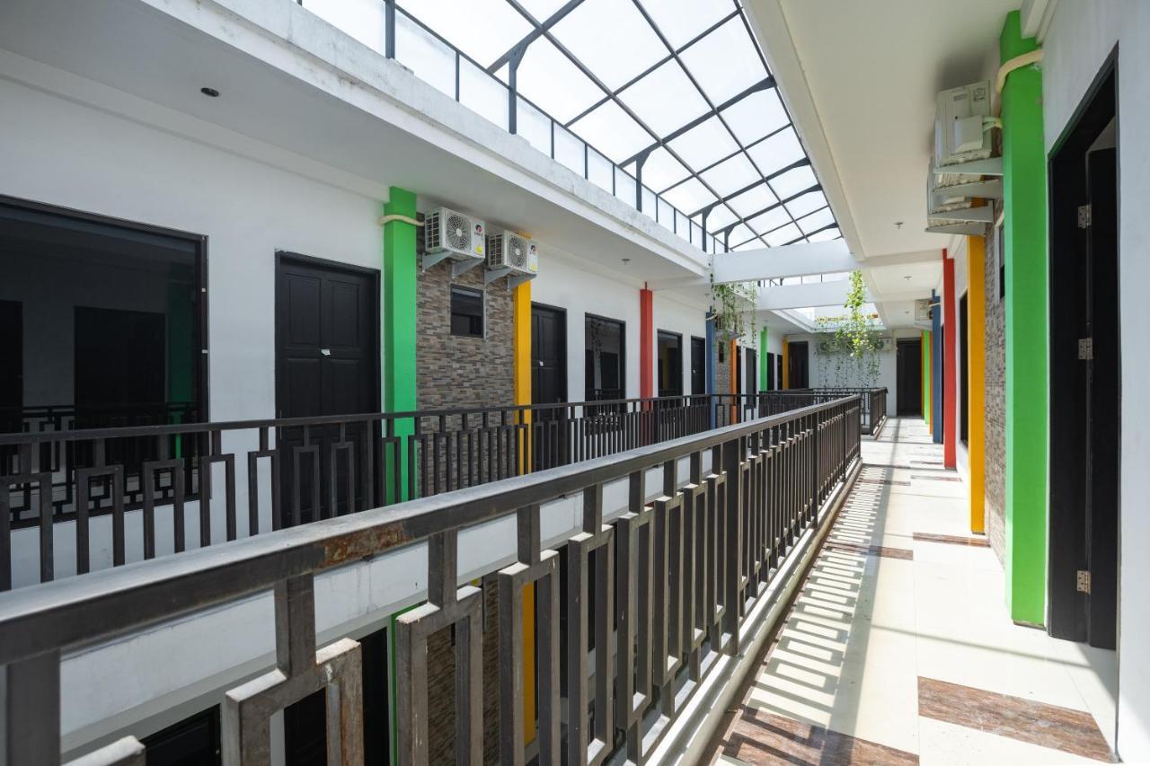 Oyo Flagship 1575 Urban 18 Hotel Surabaya Buitenkant foto