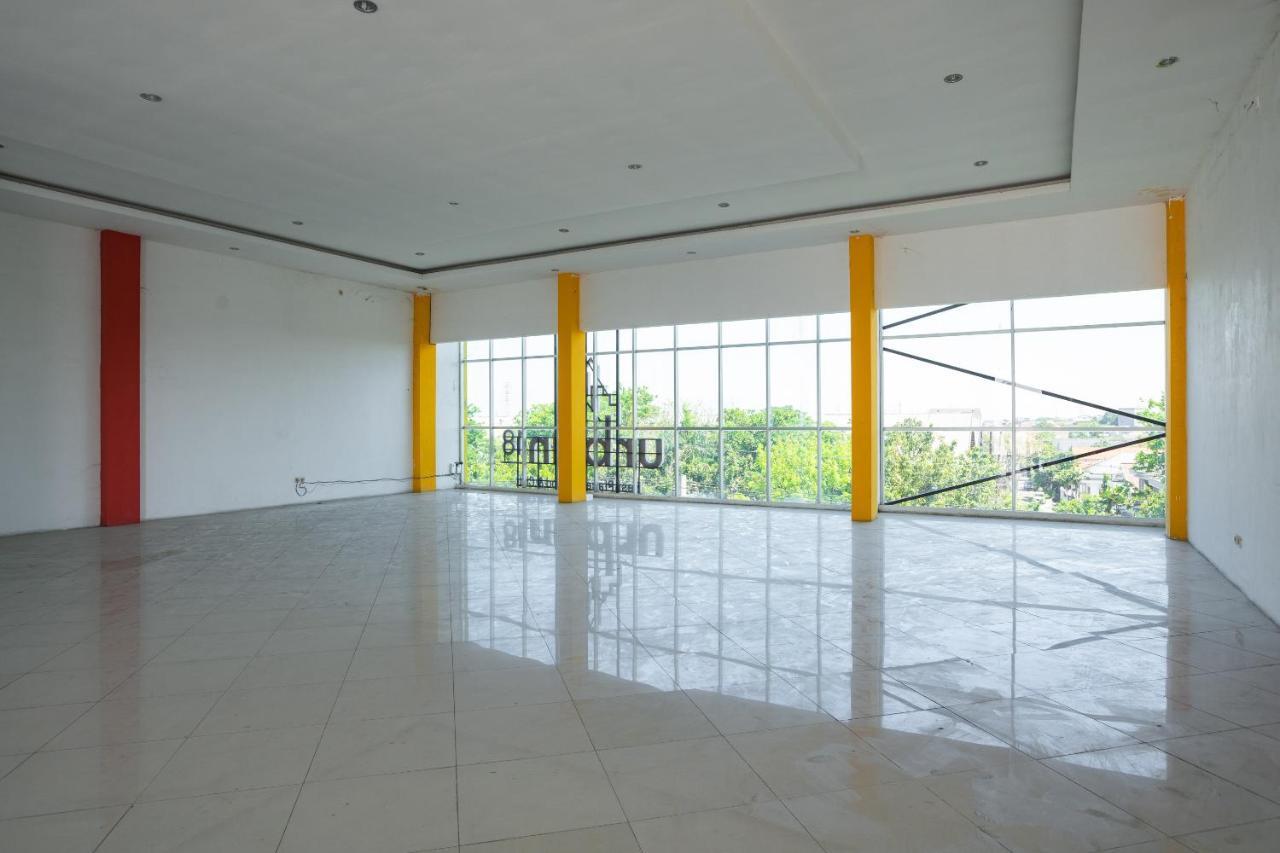Oyo Flagship 1575 Urban 18 Hotel Surabaya Buitenkant foto