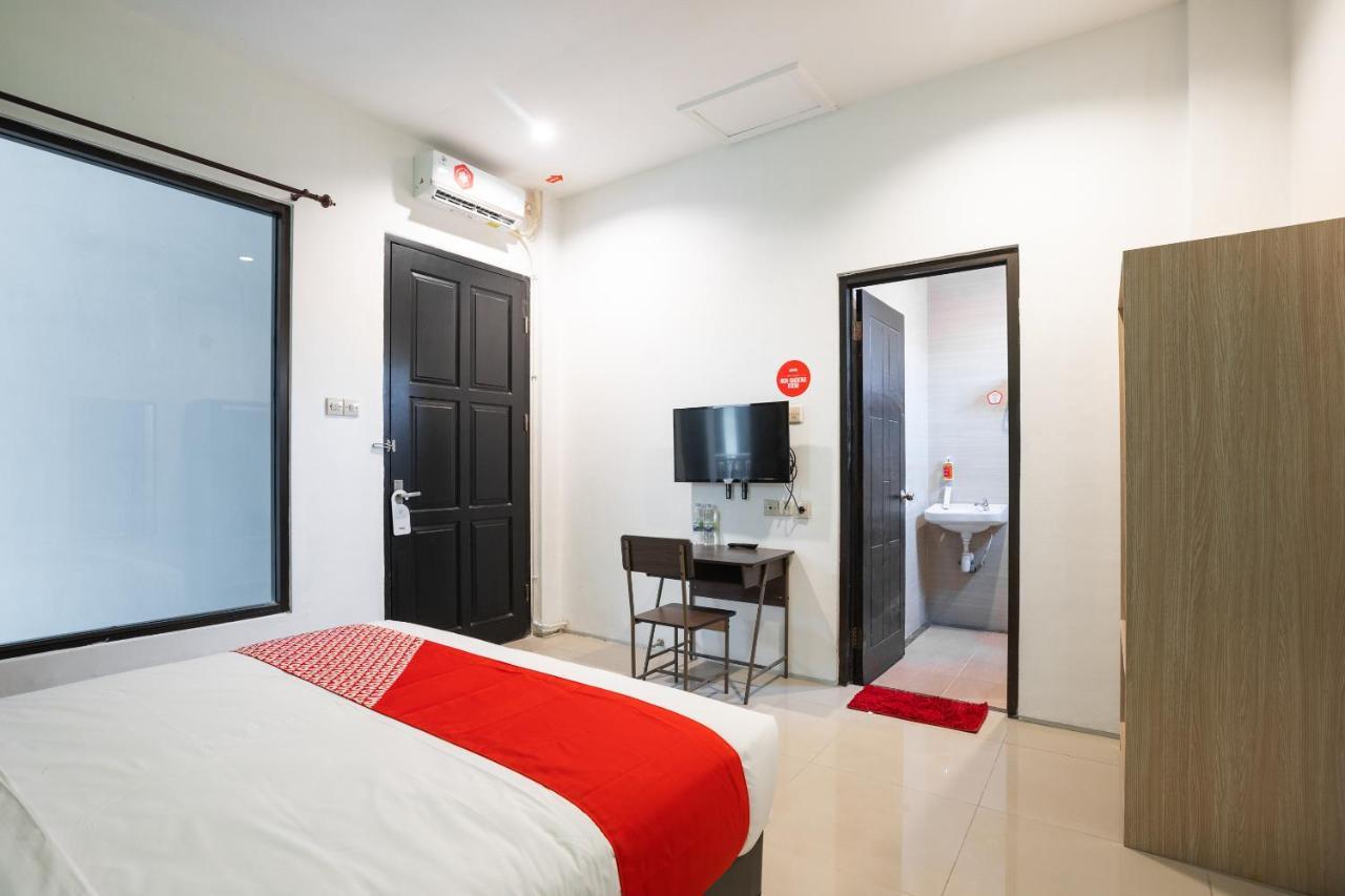 Oyo Flagship 1575 Urban 18 Hotel Surabaya Buitenkant foto