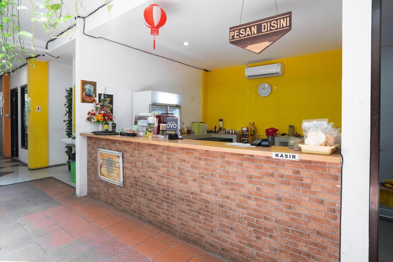Oyo Flagship 1575 Urban 18 Hotel Surabaya Buitenkant foto