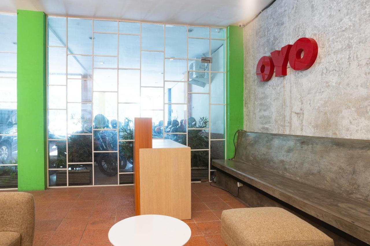 Oyo Flagship 1575 Urban 18 Hotel Surabaya Buitenkant foto