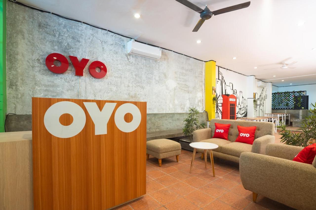 Oyo Flagship 1575 Urban 18 Hotel Surabaya Buitenkant foto