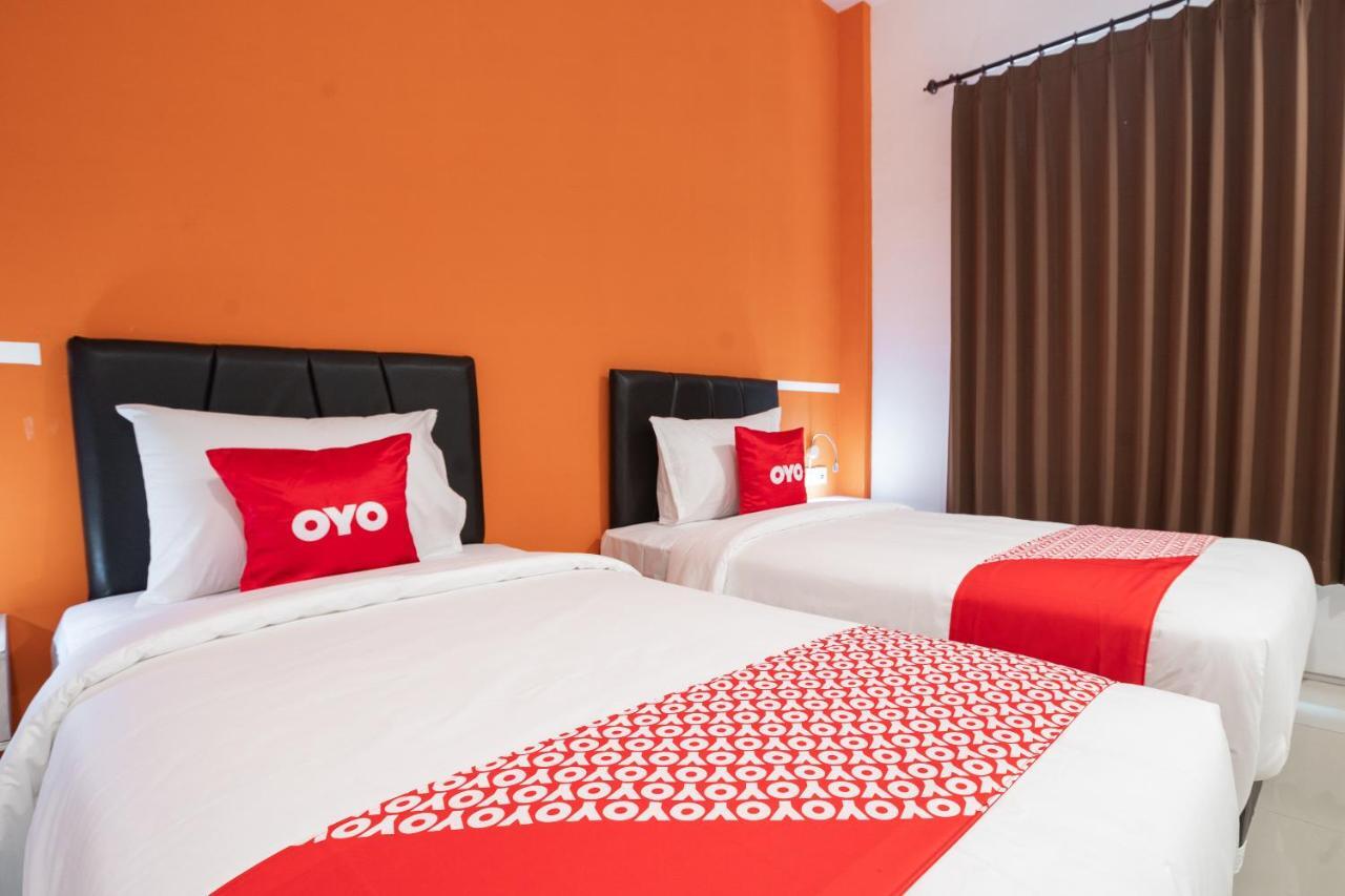 Oyo Flagship 1575 Urban 18 Hotel Surabaya Buitenkant foto